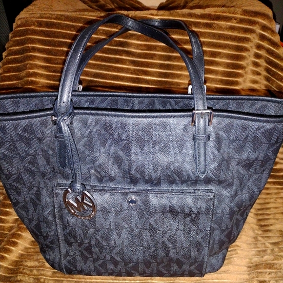 Michael Kors Handbags - Michael kors large shoulder bag like new multiple pockets